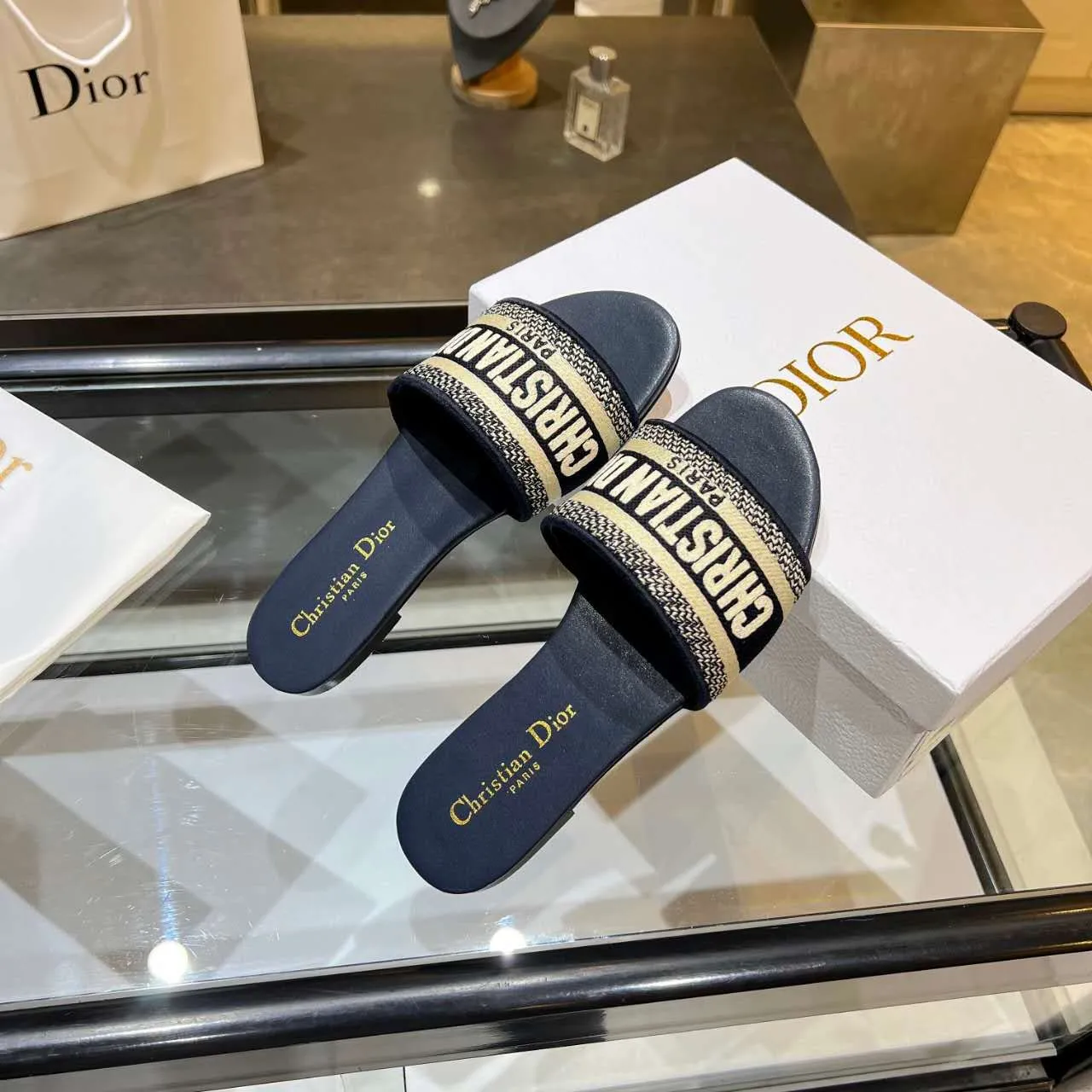 👟👟Ex-factory price 360👟👟 (Dior) Dior counter new color women's flat slippers. 💥 💥 💥 Fashionable and novel. Simple and elegant yet elegant. [Rose] [Rose] [Rose] The original version is developed at 1:1, and the material is the same as the original version. Color. Black. Red. Pink. Blue..., code number 35-40. (41 can be customized)